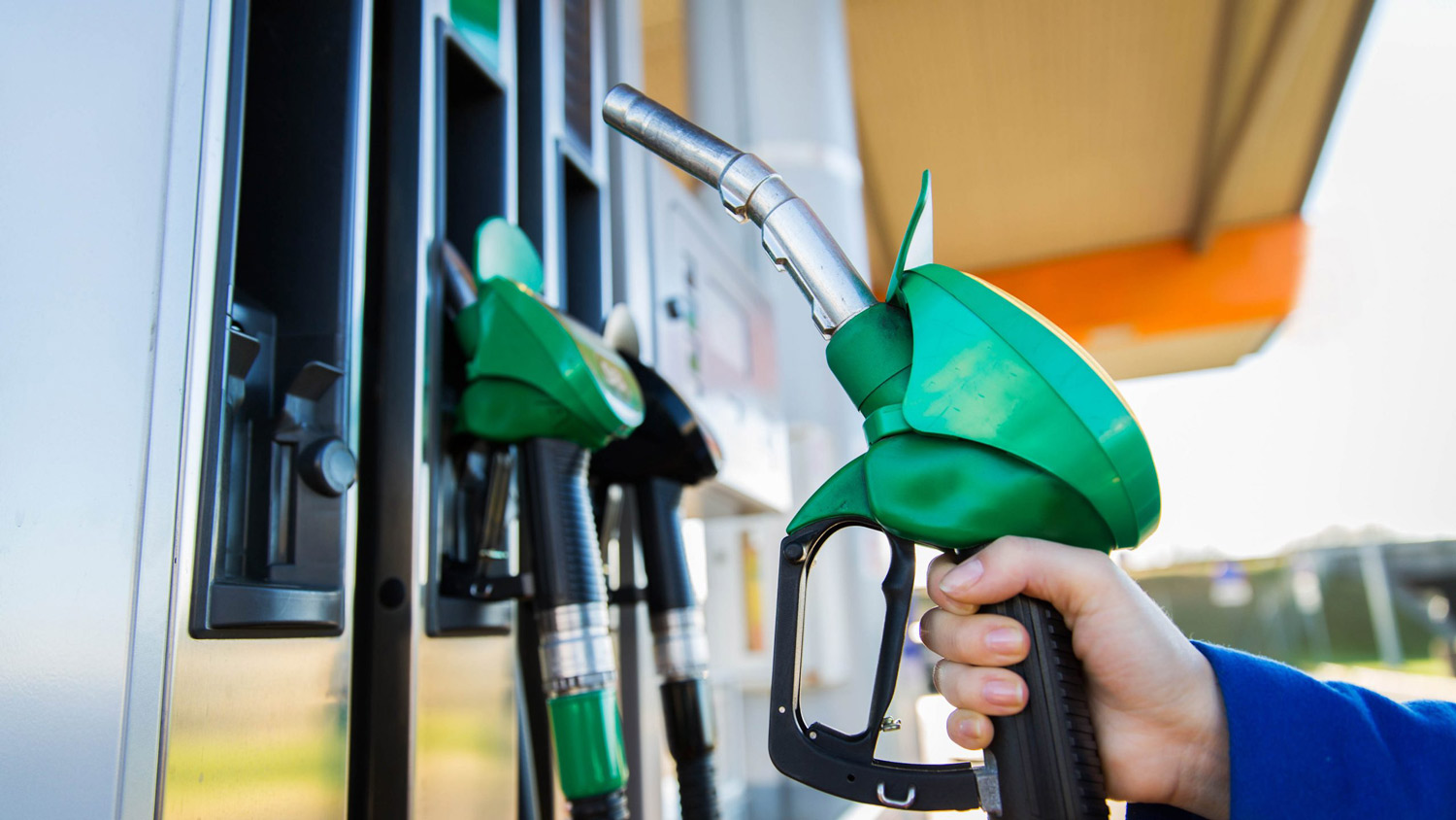 Од полноќ се зголемуваат цените на горивата