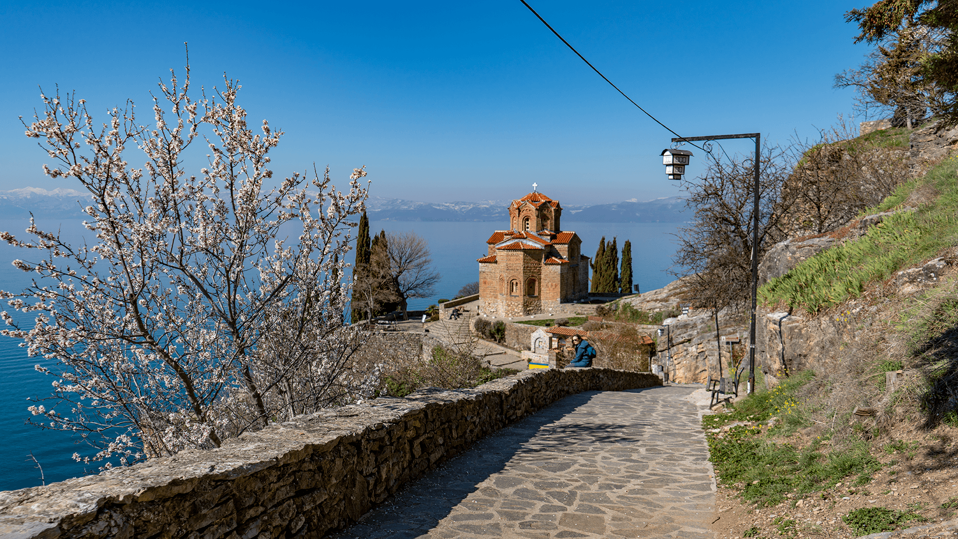 Вечерва во 22:24 часот започнува пролетта