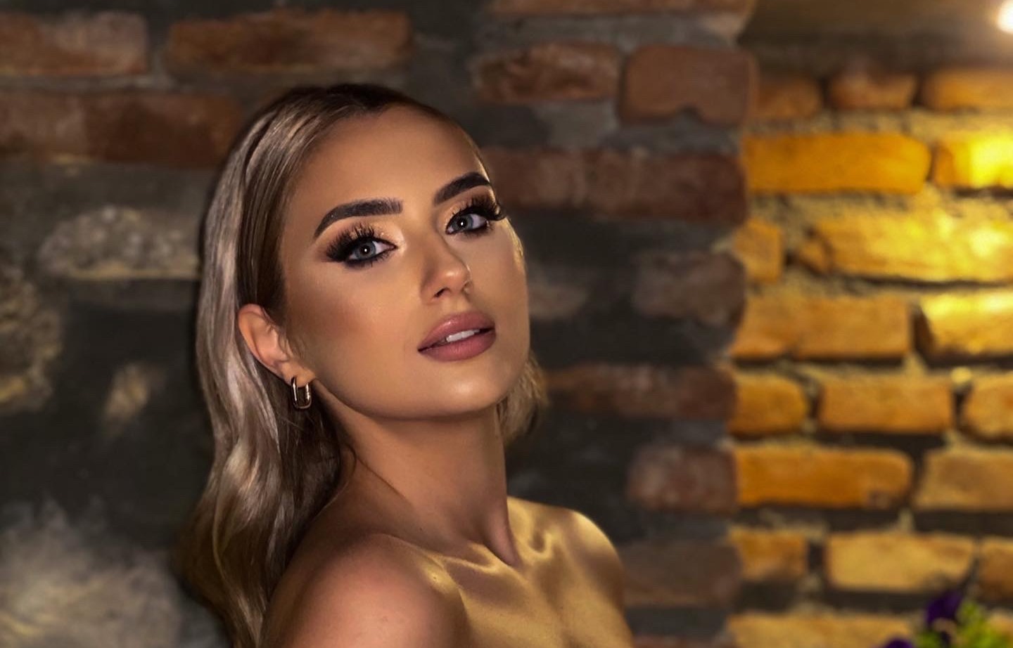 Убавата Каролин, со потекло од Охрид ја сними одличната „Зора“ (Видео)