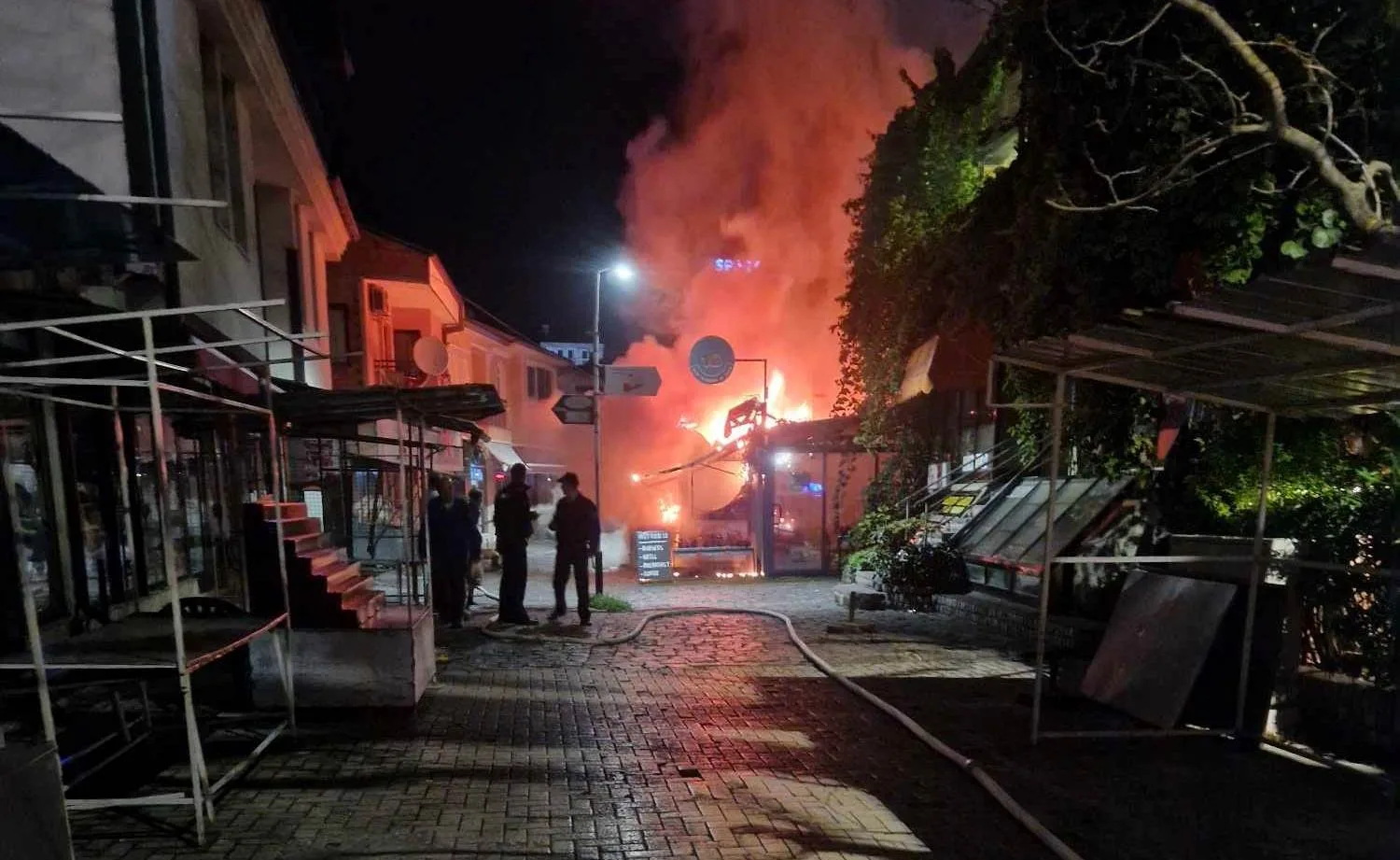 Рано утрово избувна пожар во центарот на градот, кај Градскиот пазар (Фото)