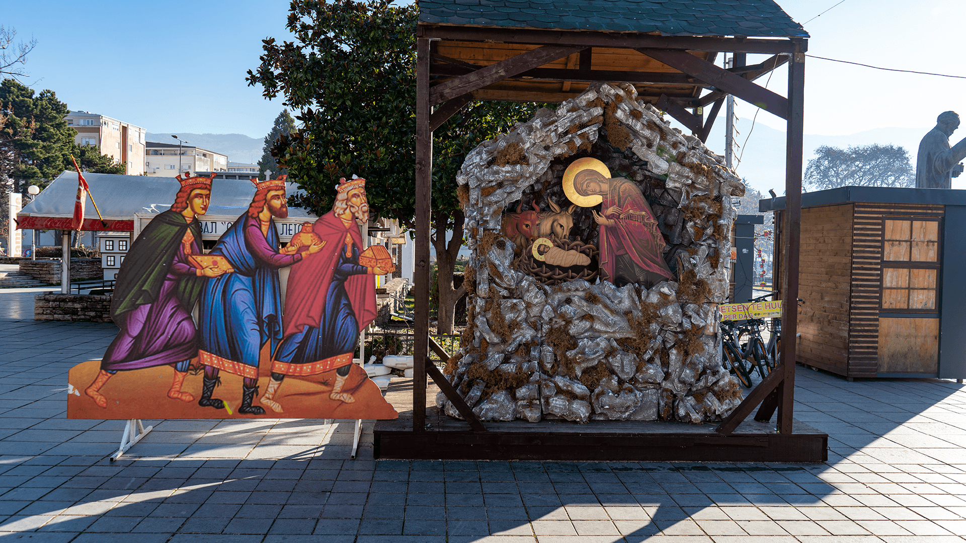 Бадниковата пештера поставена на Градскиот плоштад