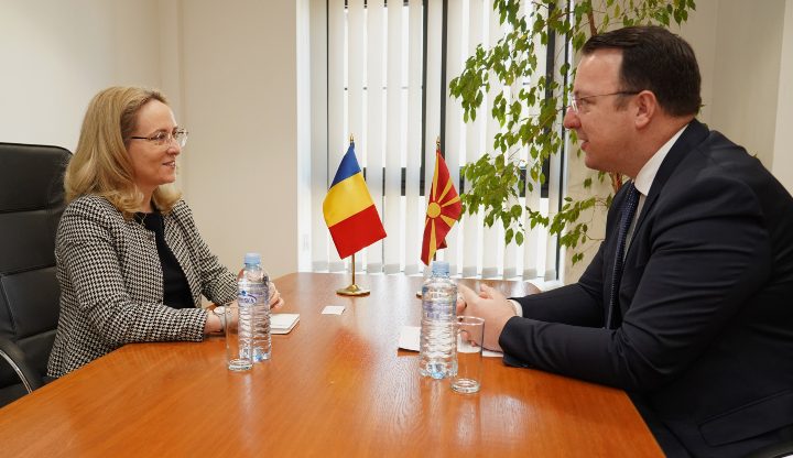 Директна авиолинија Скопје-Букурешт и поврзување со аеродромот во Охрид, една од темите на средбата Николоски-Аксинте