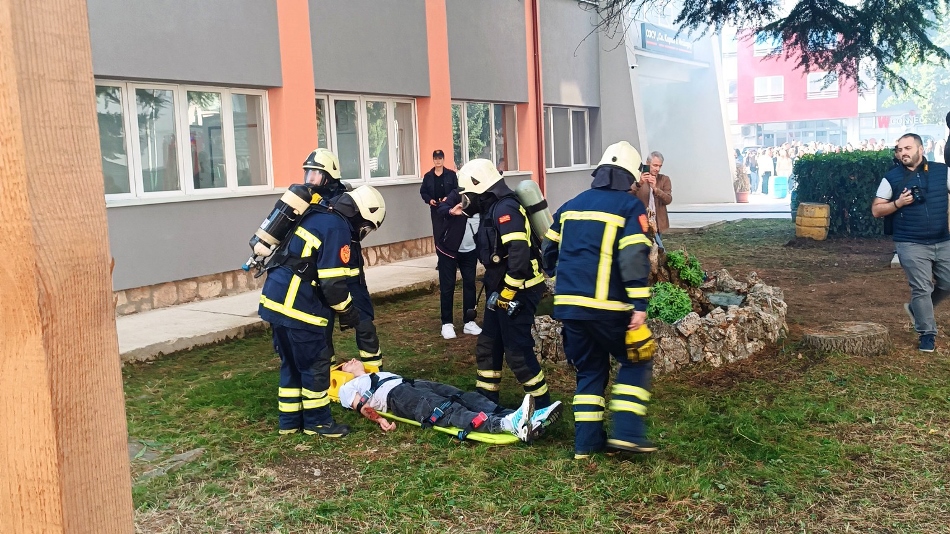 Показна вежба за евакуација и спасување во СОСУ „Св. Кирил и Методиј“