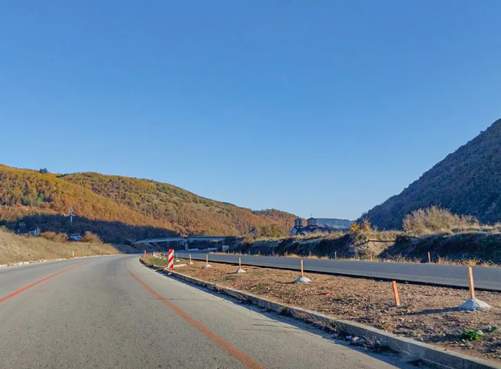 Возач излета од патот Кичево-Охрид, се здоби со тешки повреди