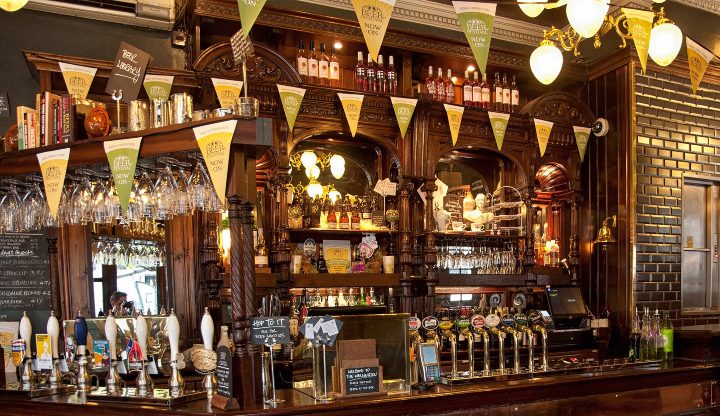 Британците не купуваат имот ако локалниот паб е оддалечен повеќе од 13 минути пешачење