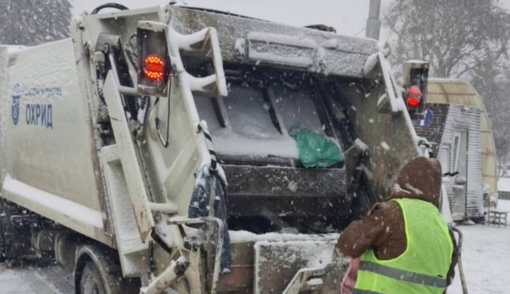 ЈП „Охридски комуналец“: Поради снежниот бран отежнато подигнувањето на комунален отпад