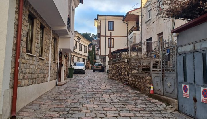 ЈП „Охридски комуналец: Пред најавениот снежен бран, апел до граѓаните да ги дислоцираат паркираните возила