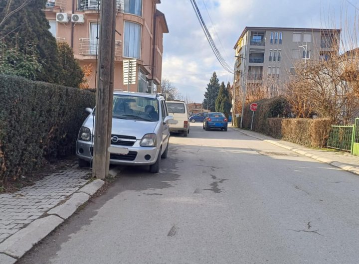 Тротоарот е за пешаци…или можеби не (Фото)