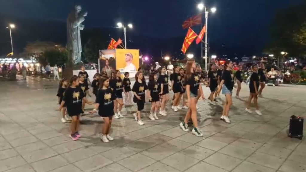 Флешмоб на „Мак“ од Куманово на охридскиот плоштад – најава за мјузиклот „Аладин во царството на соништата“ во рамки на „Културата расте со децата“