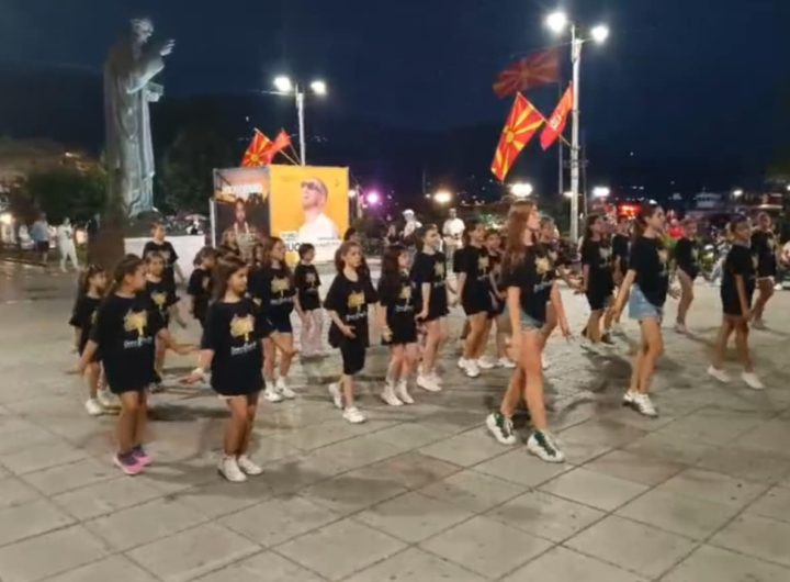 Флешмоб на „Мак“ од Куманово на охридскиот плоштад – најава за мјузиклот „Аладин во царството на соништата“ во рамки на „Културата расте со децата“