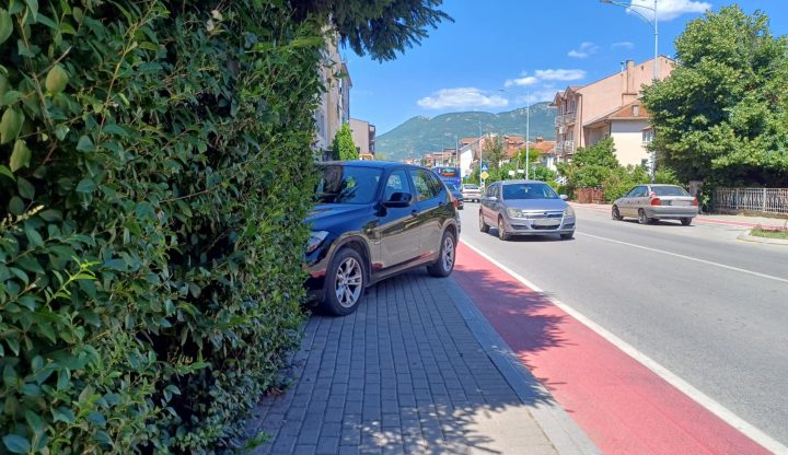 Тротоари претворени во паркинзи, редовна слика низ охридските улици (Фото)