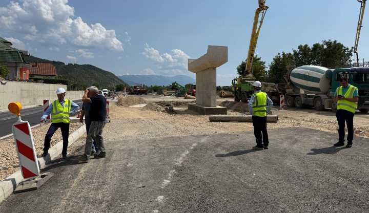 Премиерот Мицкоски на увид на градежни активности на автопатот Кичево – Охрид