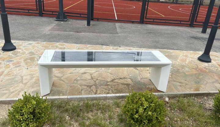 Паметна клупа поставена во дворот на охридската Гимназија