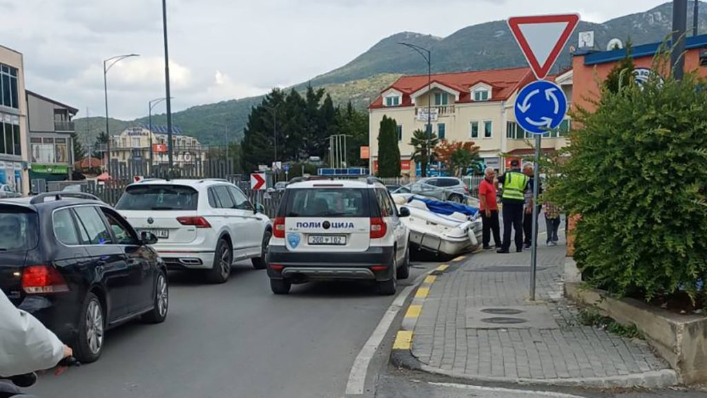 Превртен глисер пред кружниот тек на улица „7-ми ноември“ предизвика застој во сообраќајот (Фото)