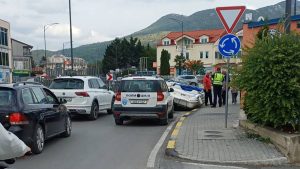 Превртен глисер пред кружниот тек на улица „7-ми ноември“ предизвика застој во сообраќајот (Фото)