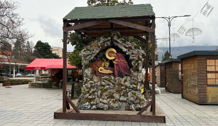 На Градскиот плоштад поставена е големата Бадникова пештера