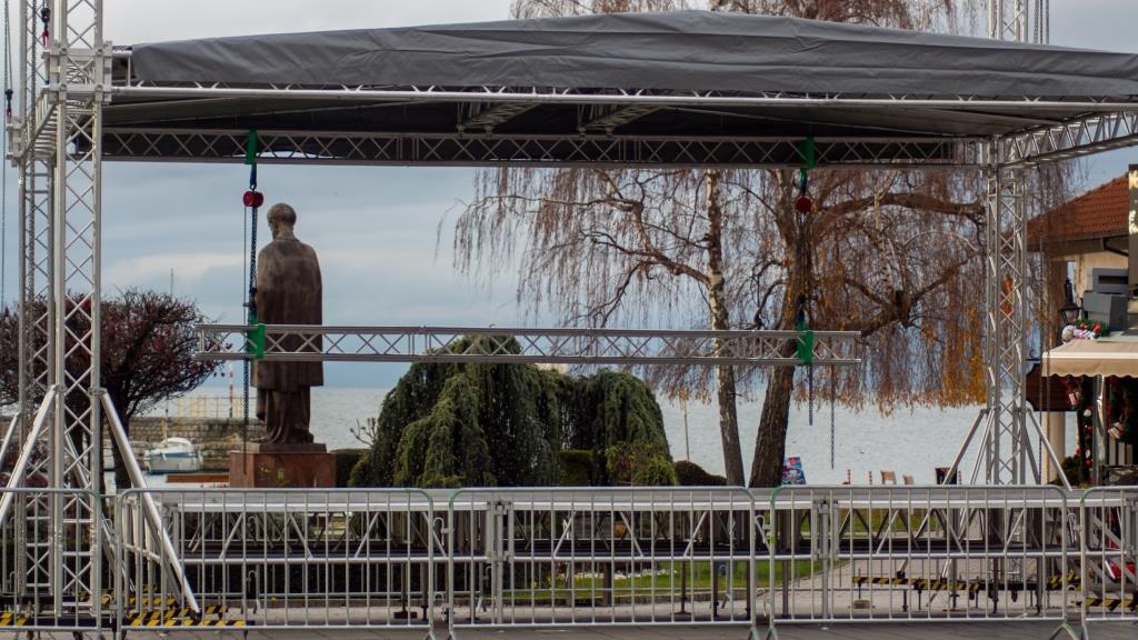 Детска претстава и комичното шоу „Солзи и смеа“ денес на „Охридска новогодишна приказна“