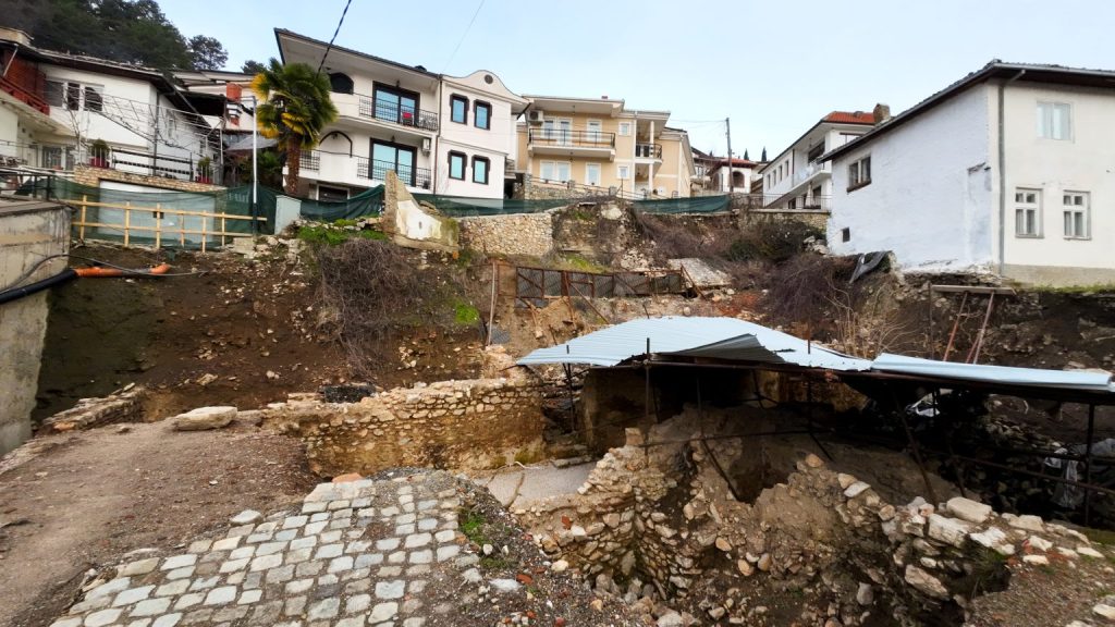 Се одрона дел од ѕидот кај археолошкиот локалитет „Манчевци“, се преземаат мерки за правење потпорен ѕид