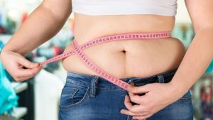 Здравје: Четири вечерни навики што го зголемуваат кортизолот и го отежнуваат губењето на стомачните масти